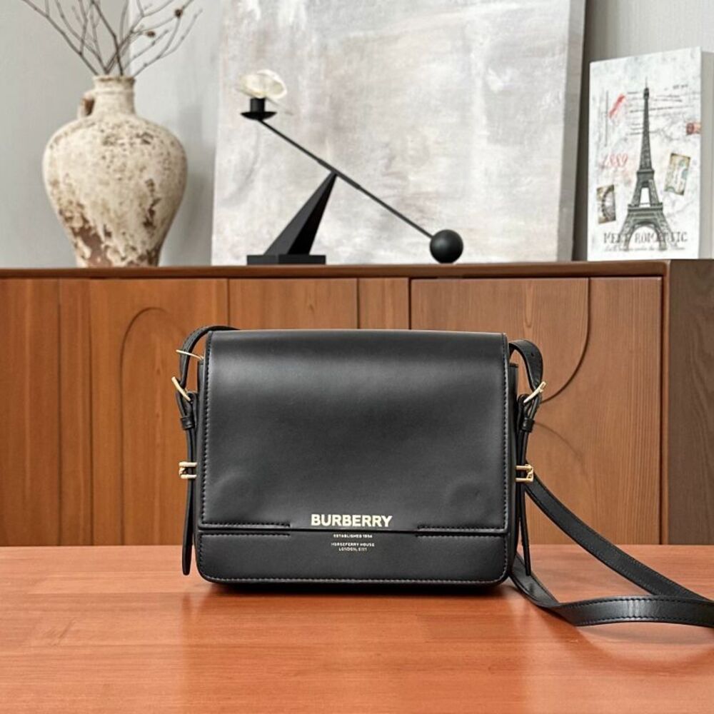 Burberry Women Pre-Loved Bag Very Good Condition